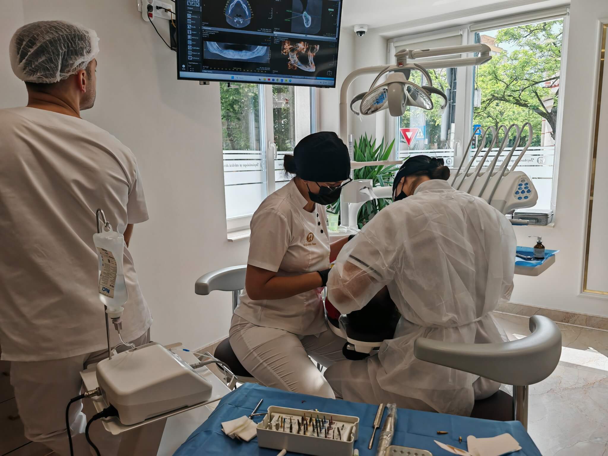 cum-decurge-prima-vizita-la-dentist-pentru-un-plan-de-implant-in-cluj-napoca-abordarea-dental-chic2