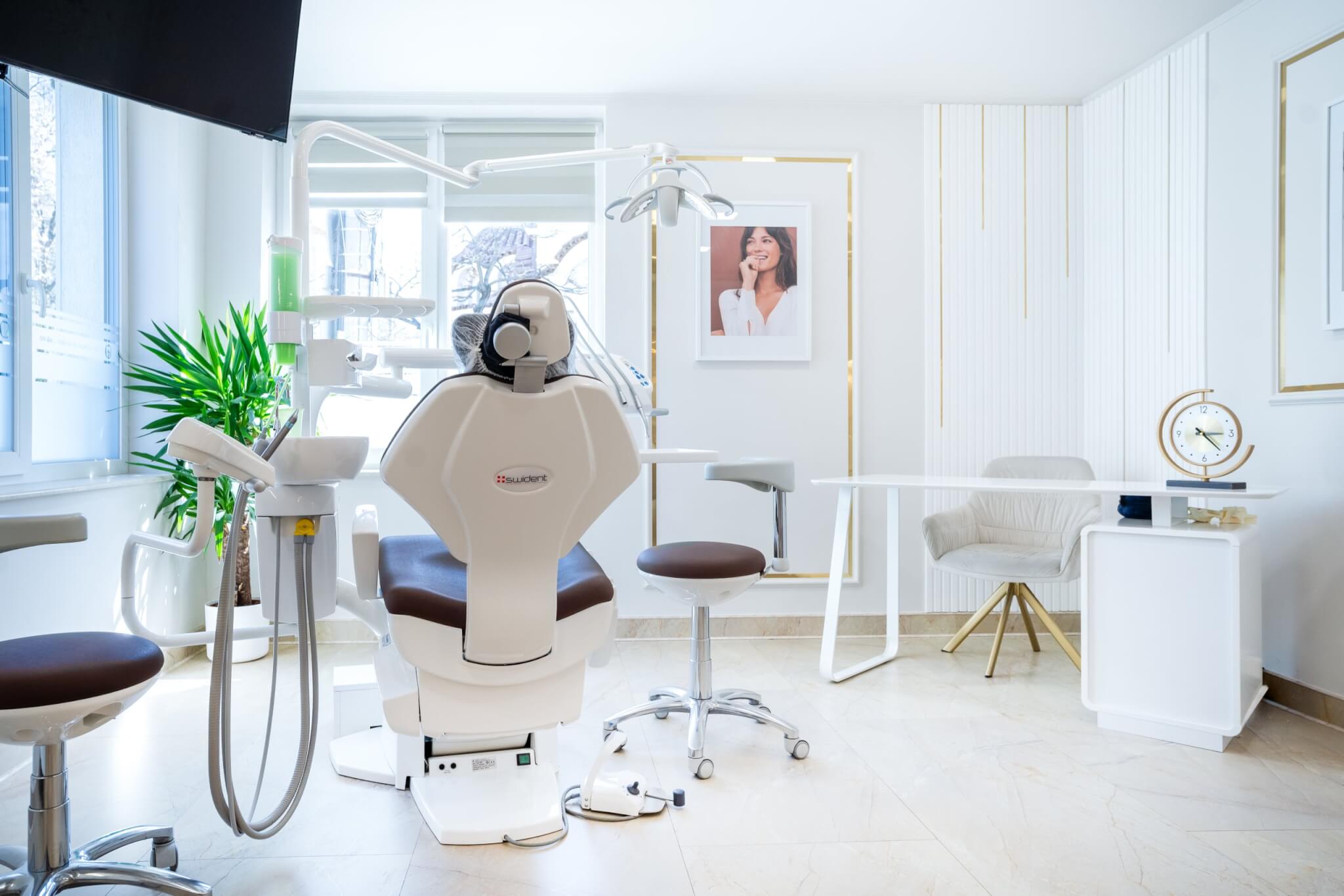 cum-decurge-prima-vizita-la-dentist-pentru-un-plan-de-implant-in-cluj-napoca-abordarea-dental-chic3